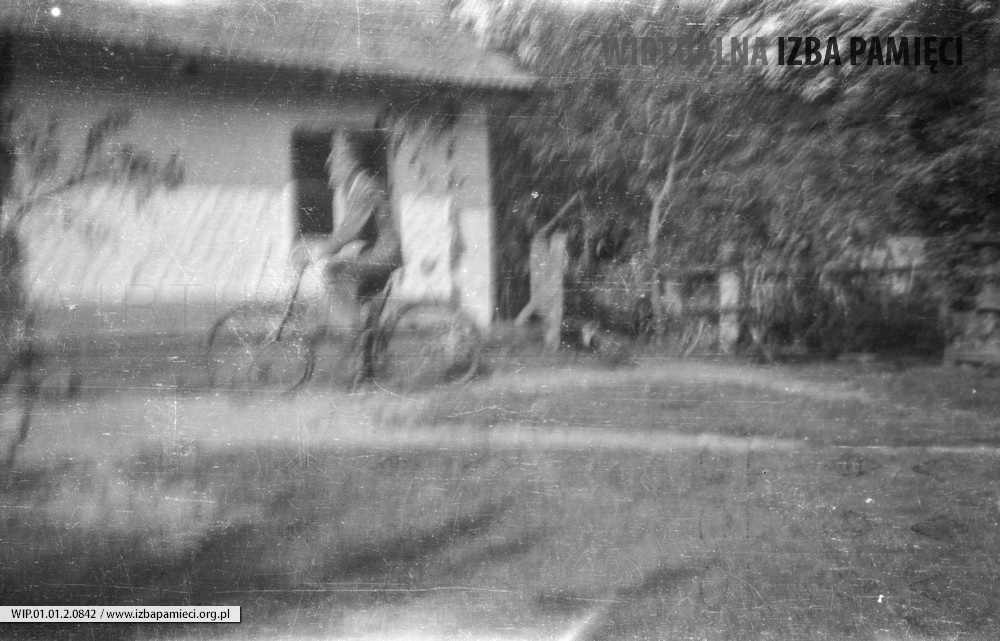 Lata 60. XX wieku. Mężczyzna na rowerze