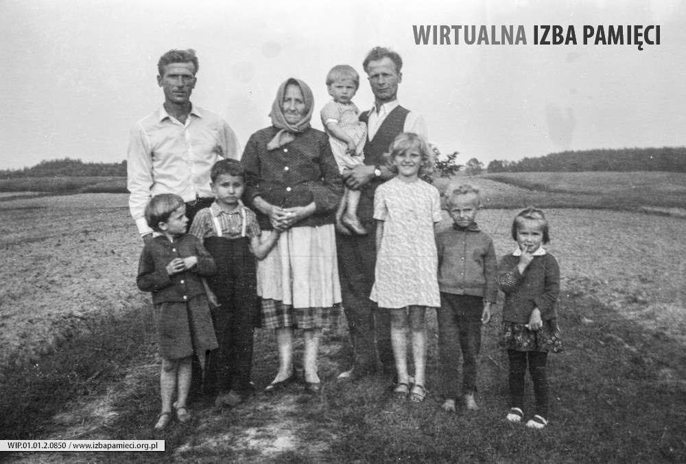Lata 60. XX wieku. Agata Hubacz z Mołodycza synami i ich dziećmi