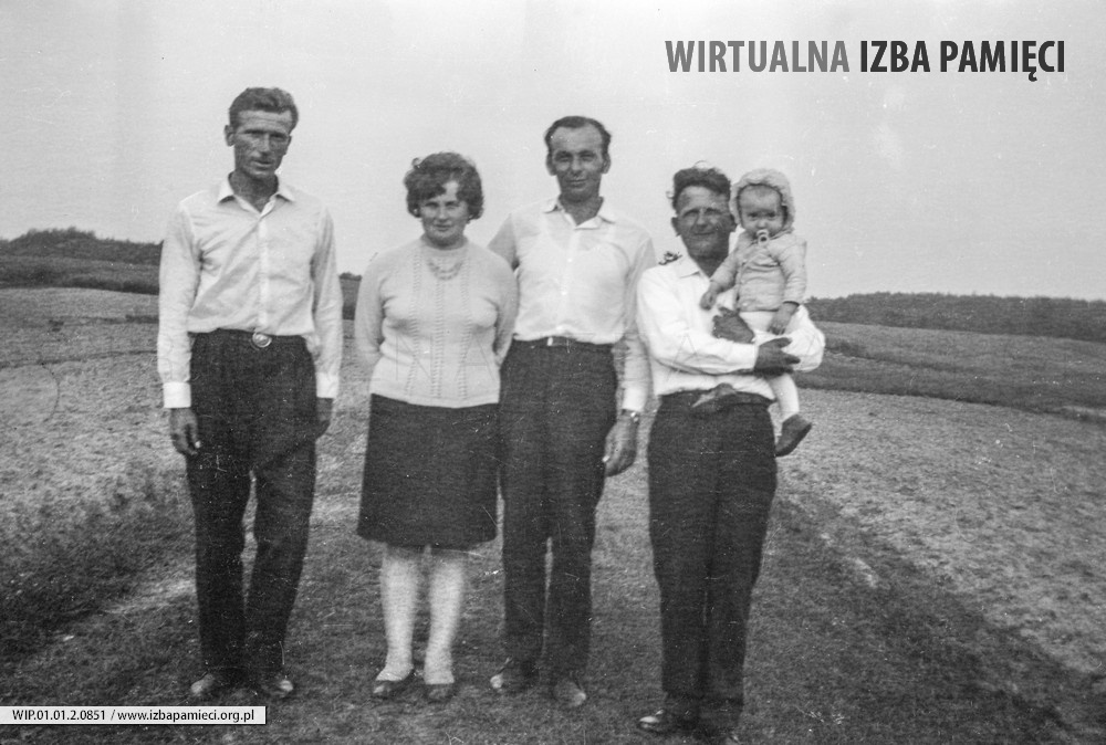 Lata 60. XX wieku. Pamiątka rodzinnego spotkania w Mołodyczu
