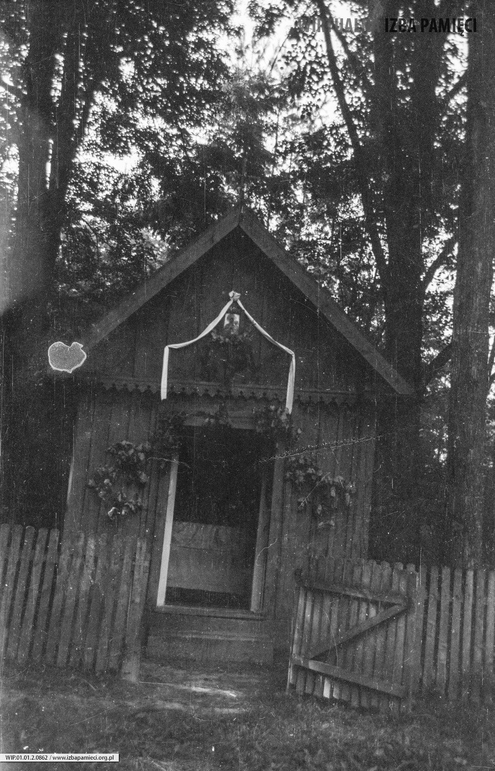 Lata 70. XX wieku. Kapliczka Matki Bożej Jagodnej w Lichaczach