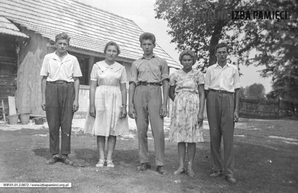 Lata 50. XX wieku. Władzia Saramak (druga od lewej) z Mołodycza z bratem Jankiem i przyjaciółmi