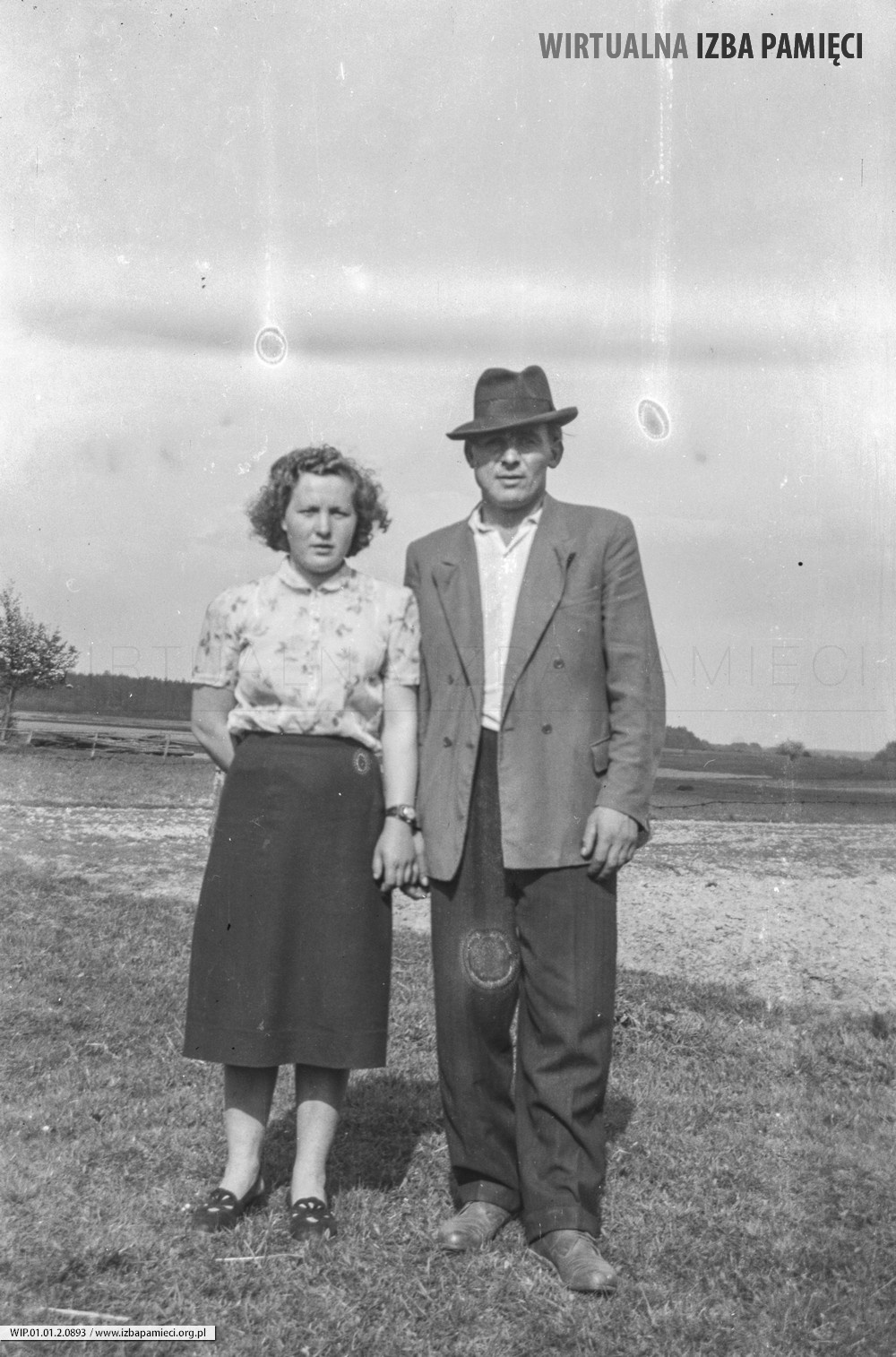 Lata 50. XX wieku. Mężczyzna w kapeluszu z koleżanką