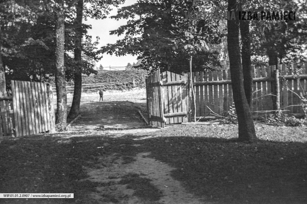 Lata 60. XX wieku. Chłopiec przekroczył bramę w drodze do szkoły