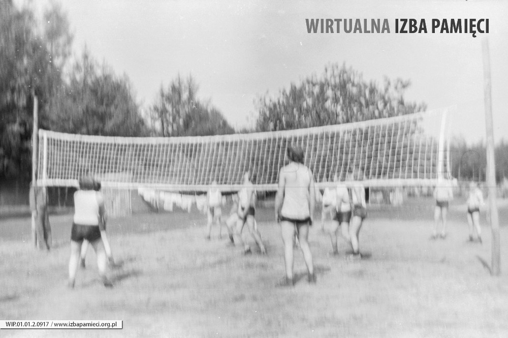 Lata 70. XX wieku. Mecz piłki siatkowej na boisku szkoły w Mołodyczu