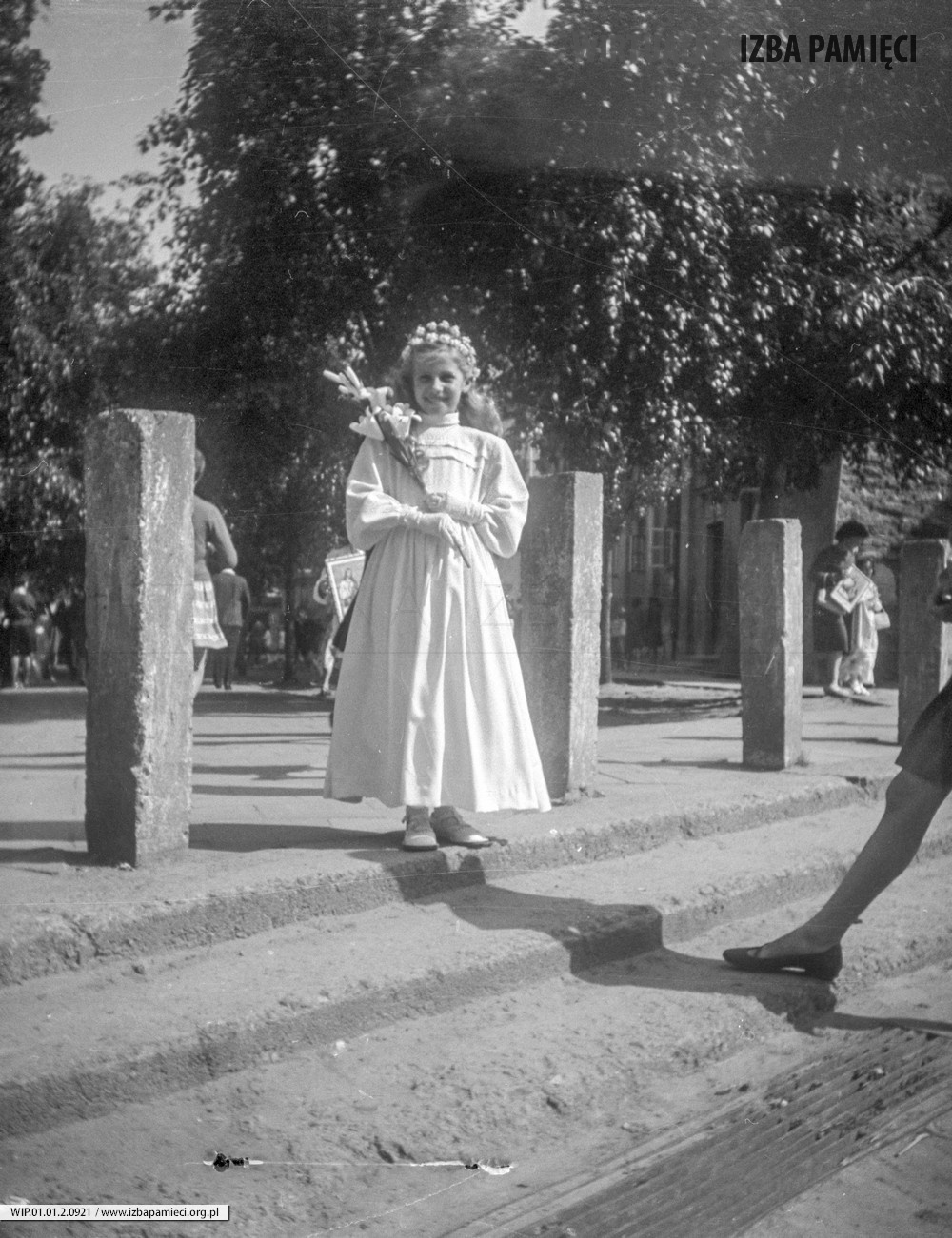 Lata 70. XX wieku. Na placu farnym przed Kościołem Parafialnym w Jarosławiu