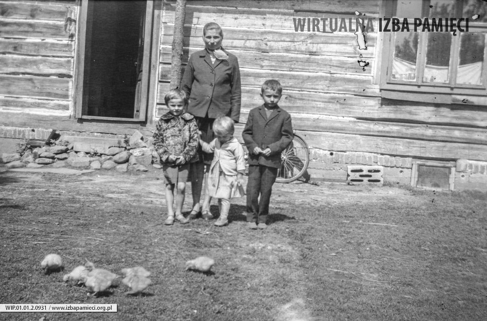 Lata 60. XX wieku. Cecylia Hubacz z Mołodycza z dziećmi