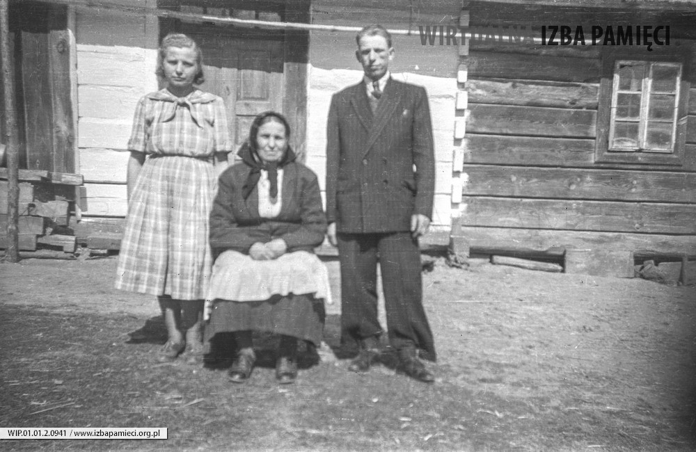 Lata 50. XX wieku. Anna Buniowska z Mołodycza z córką Jadwigą i synem Józefem