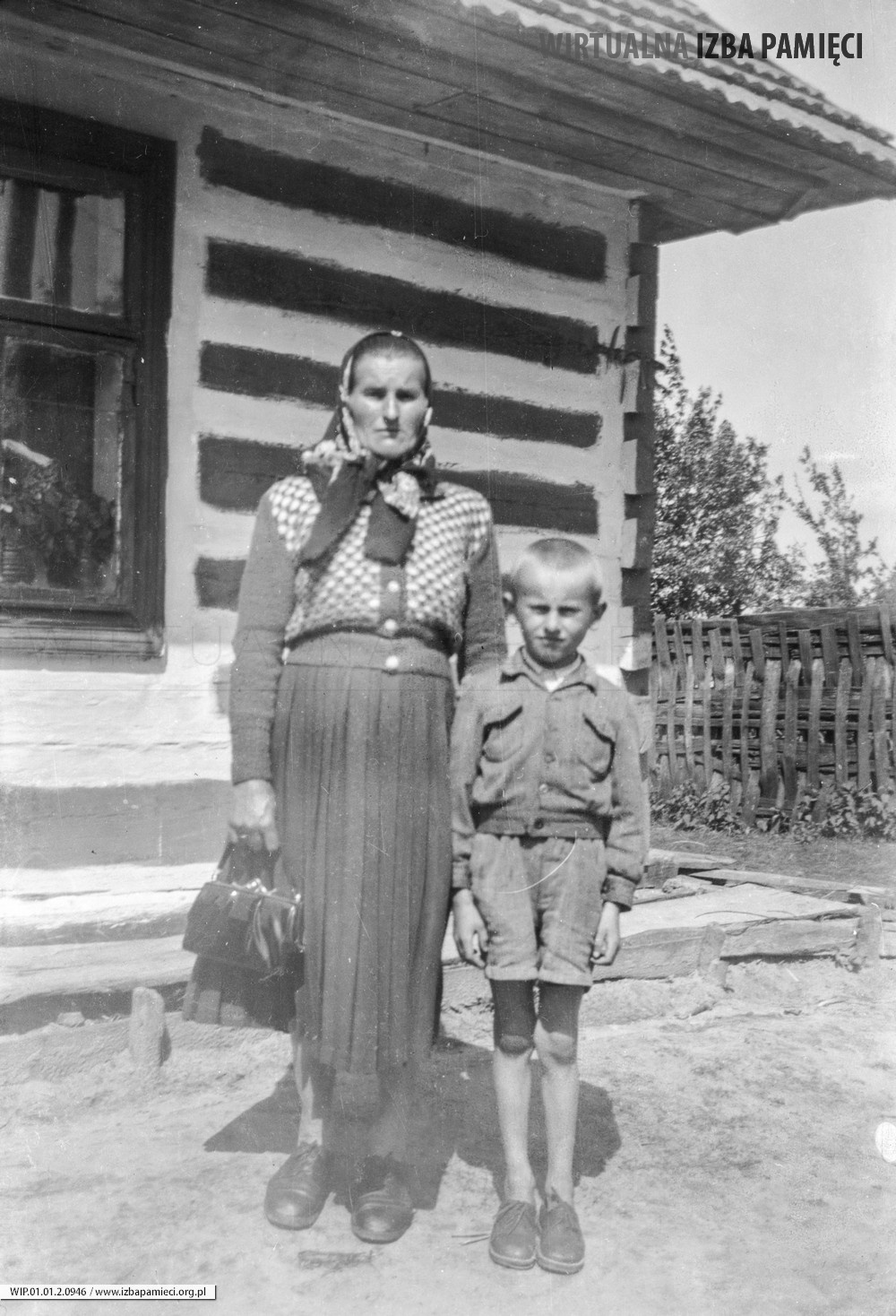 Lata 50. XX wieku. Anastazja Kolasa z Mołodycza- Kaczmarzy z synem Piotrem