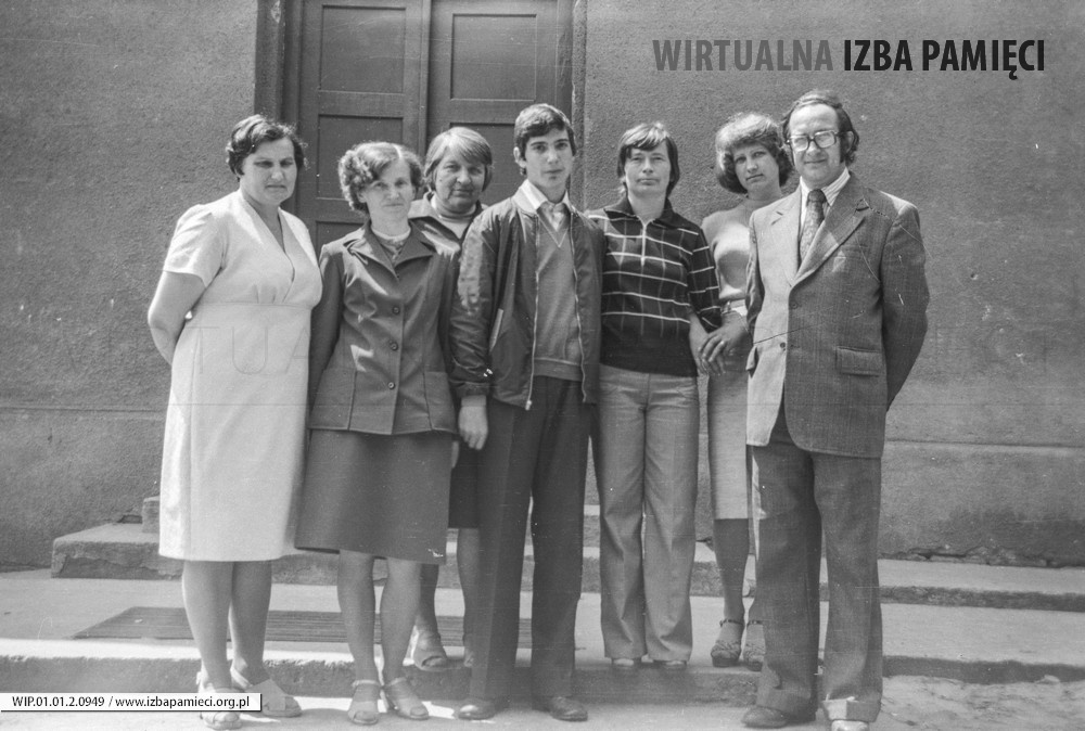 Lata 70. XX wieku. Nauczyciele przed Szkołą Podstawową w Mołodyczu