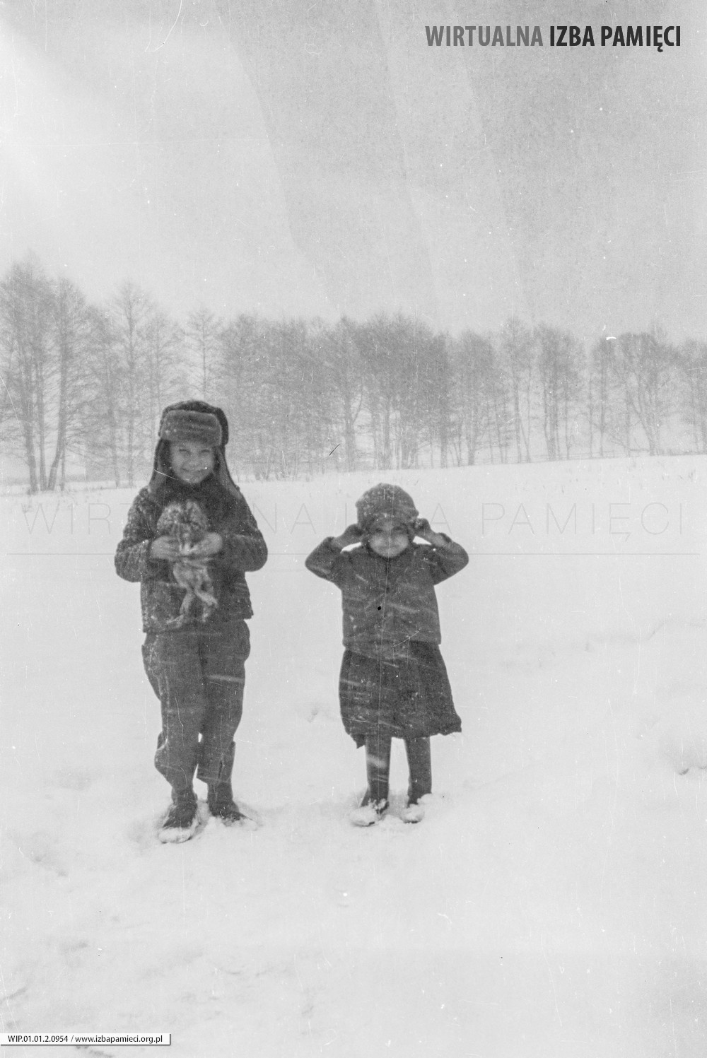Lata 60. XX wieku. Stasio i Gienia Hubacz z Mołodycza na śniegu