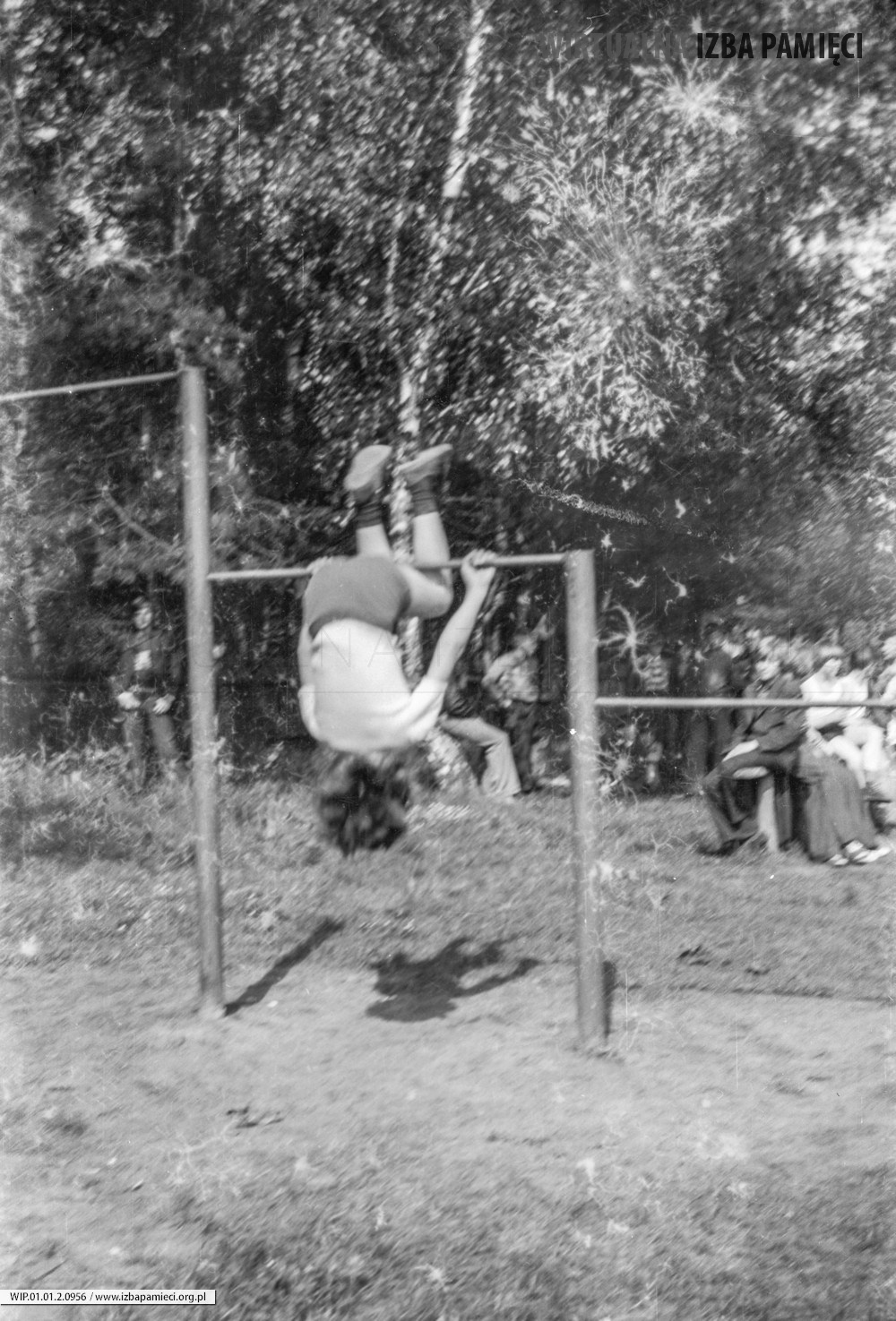 Lata 70. XX wieku. Ćwiczenia na drążku przy szkole w Mołodyczu