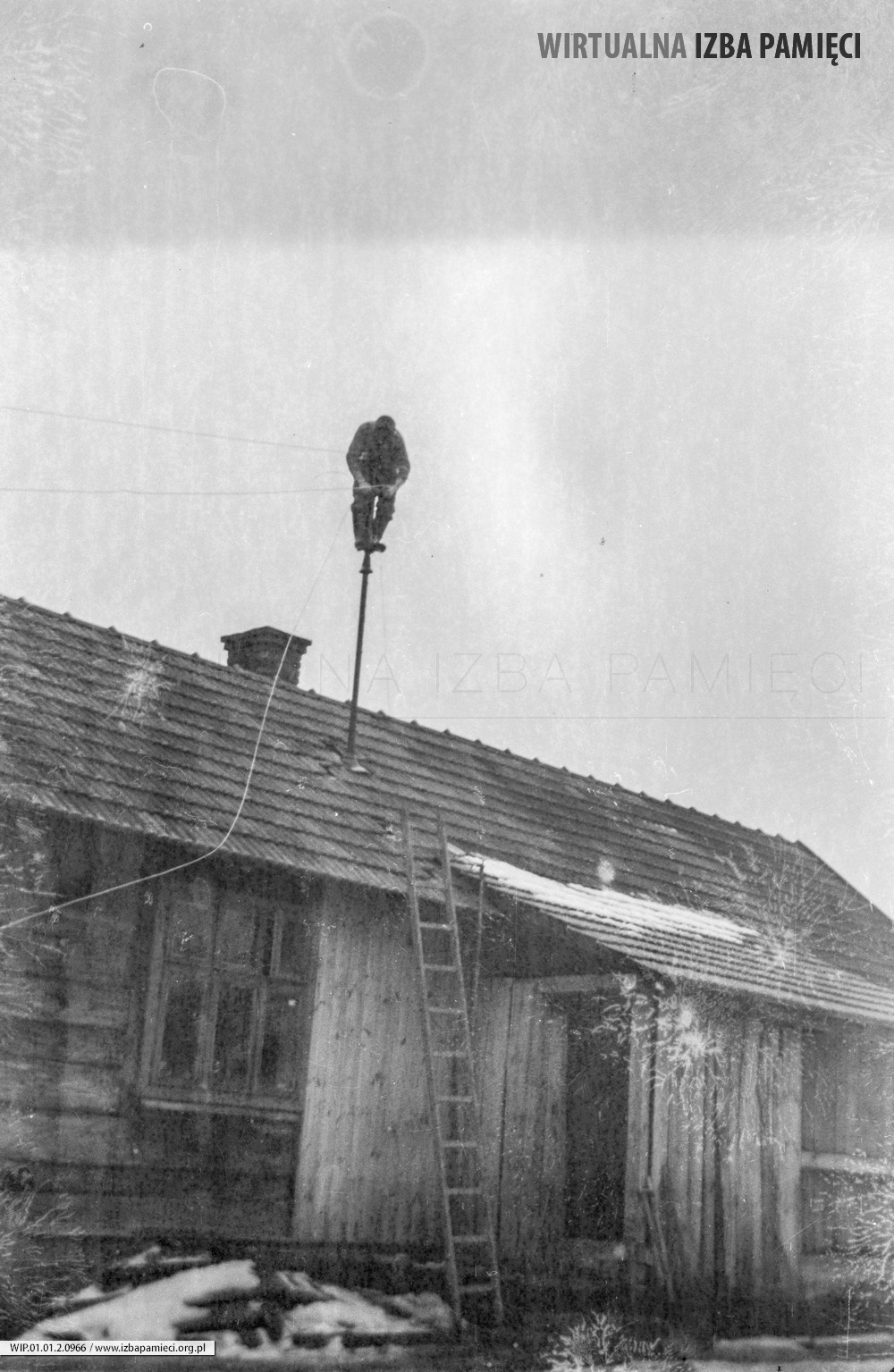 1971. Elektryk wykonuje przyłącz elektryczny na dachu domu w Mołodyczu