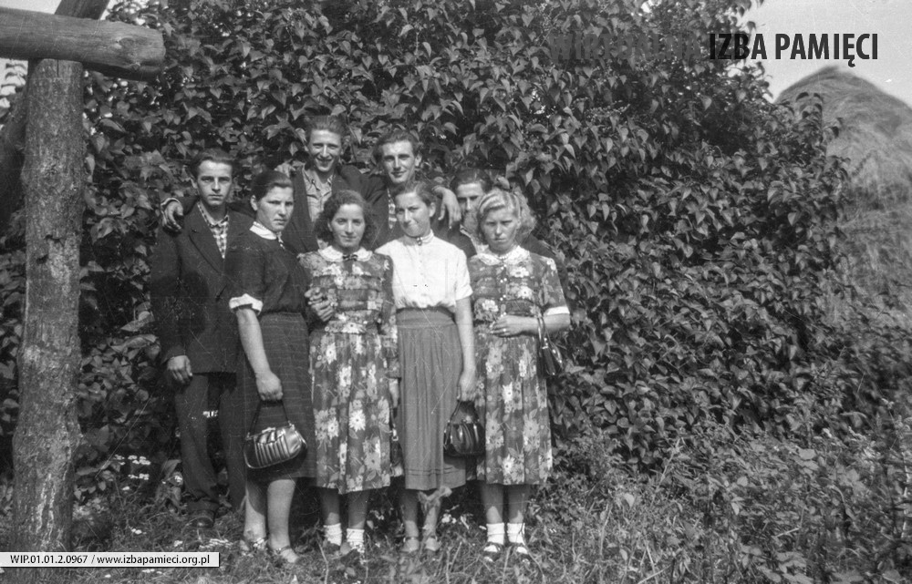 Lata 50. XX wieku. Grupa młodzieży z Mołodycza i Kaczmarzy