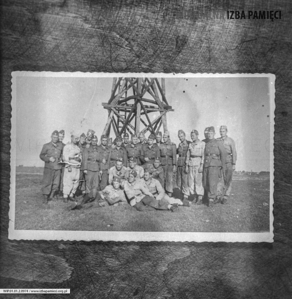 Lata 70. XX wieku. Zdjęcie pamiątkowej fotografii z wojska Franciszka Hubacza z Mołodycza