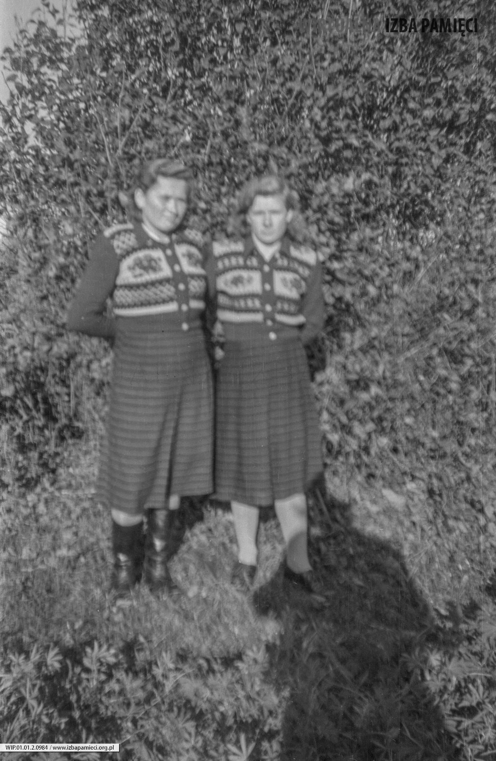 Lata 50. XX wieku. Koleżanki: Karolina Zagrobelna (z lewej) i Aniela Zagrobelna z Mołodycza