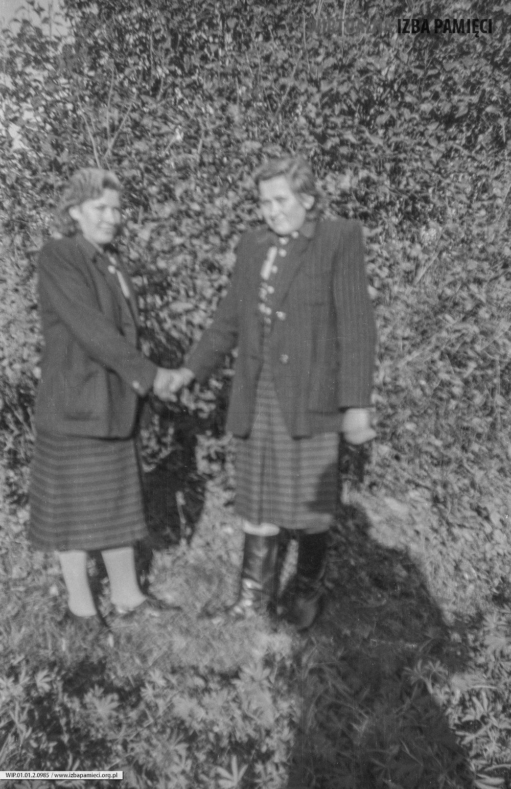 Lata 50. XX wieku. Koleżanki: Aniela Zagrobelna (z lewej) i Karolina Zagrobelna z Mołodycza.