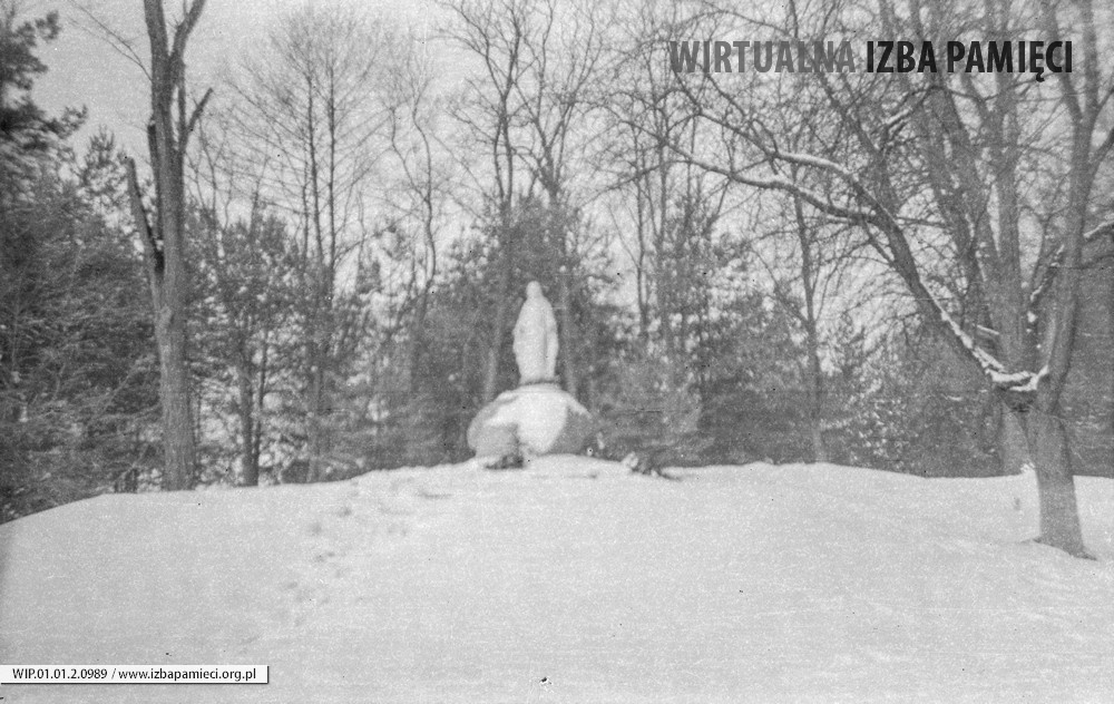 1985. Figurka Matki Bożej z tablicą upamiętniającą 400-lecie wsi Mołodycz