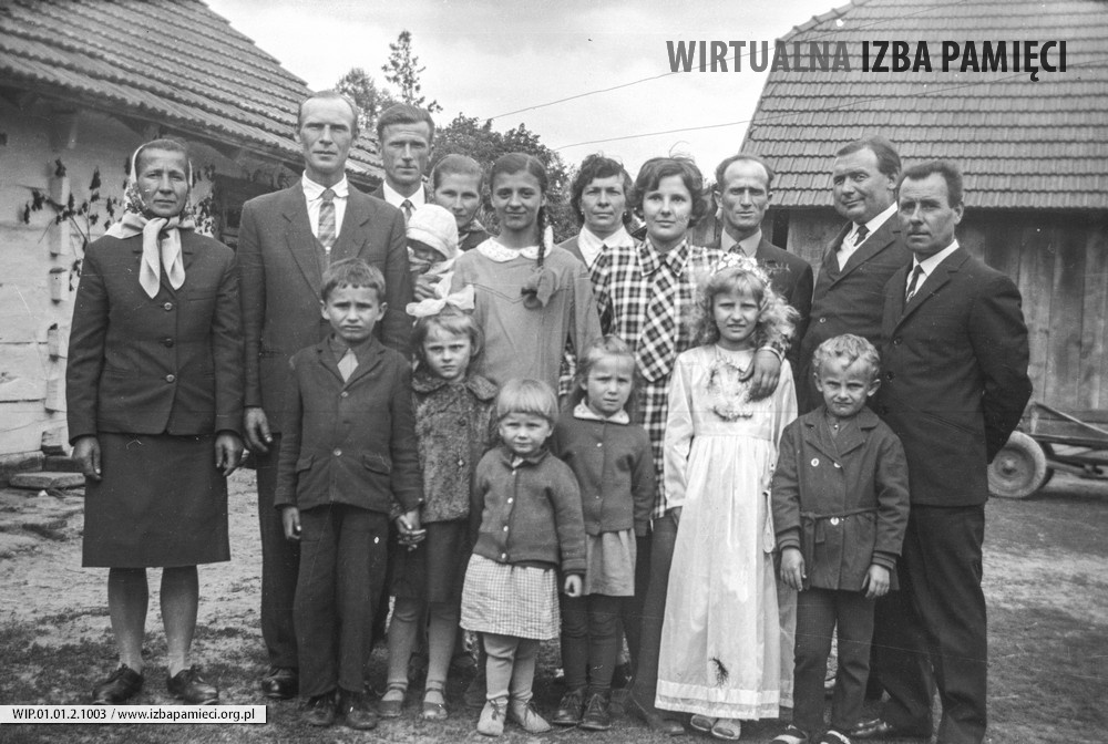 Lata 70. XX wieku. Stanisława Zagrobelna z Mołodycza w dniu swojej I Komunii św.
