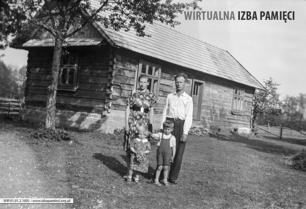 Lata 60. XX wieku. Cecylia i Franciszek Hubacz z Mołodycza z dziećmi