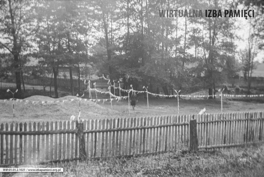 1972. Droga przed domem Franciszka Hubacza z Mołodycza w dniu Nawiedzenia Obrazu Matki Boskiej Częstochowskiej