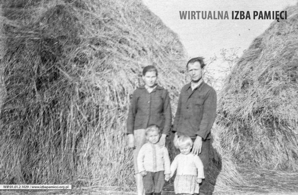 Lata 60 XX wieku. Cecylia i Franciszek Hubacz z Mołodycza z dziećmi