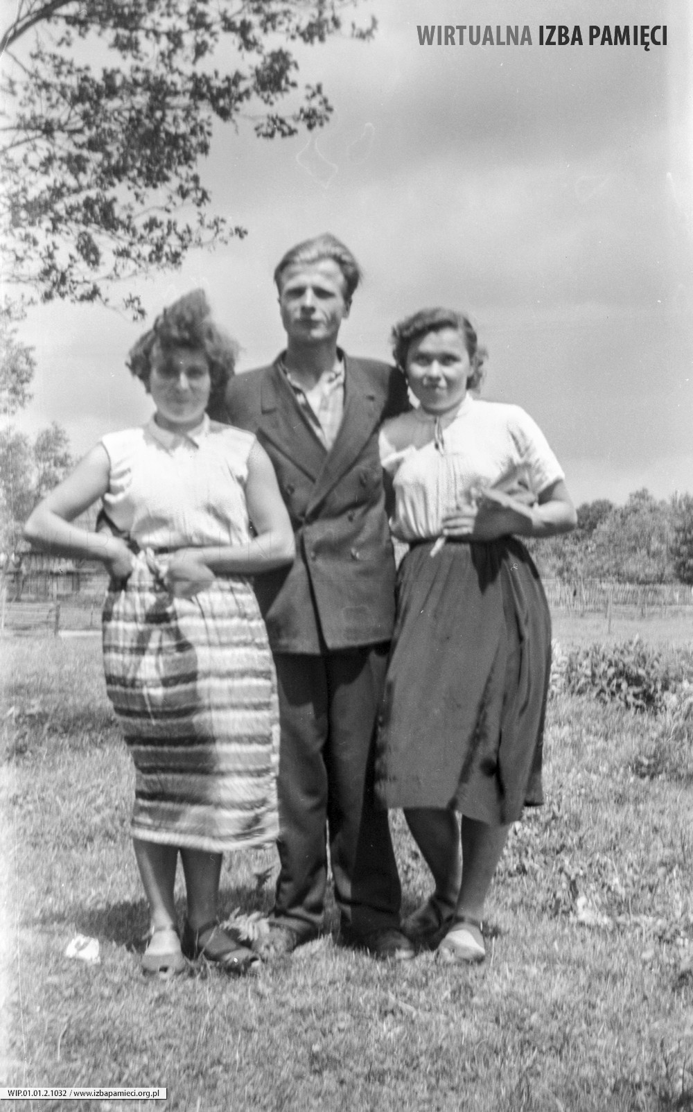 Lata 50. XX wieku. Franciszek Hubacz z Mołodycza z siostrami Stefanią (z lewej) i Janiną Furmanik