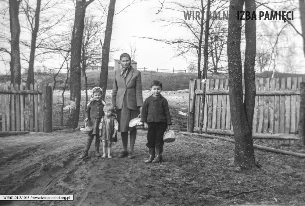 Lata 60. XX wieku. Cecylia Hubacz z Mołodycza ze swoimi dziećmi