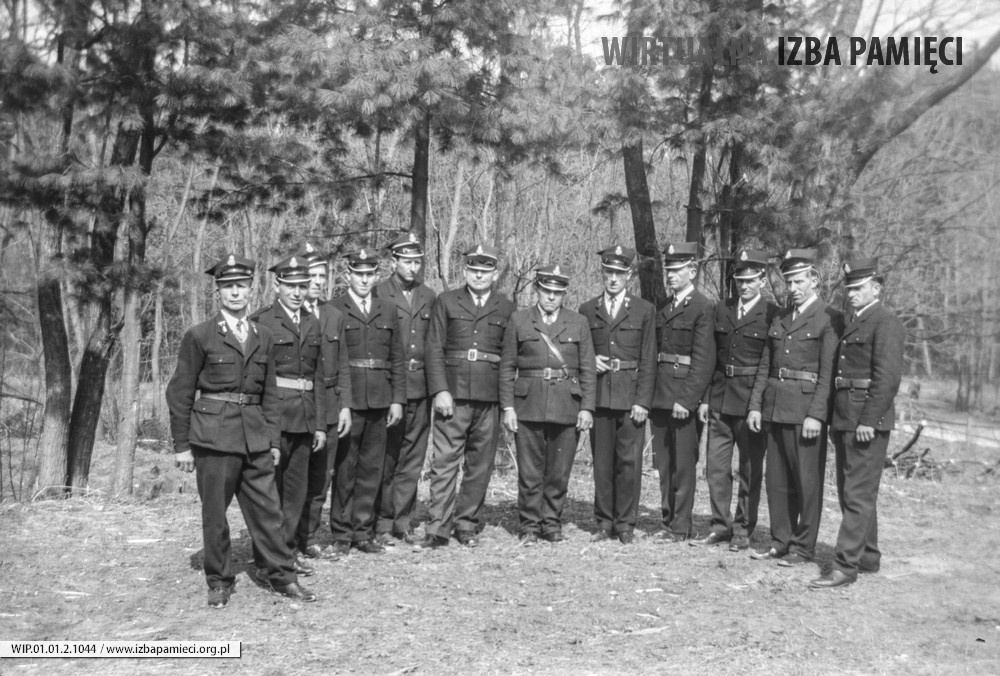 Lata 60. XX wieku. Członkowie OSP w Mołodyczu w czasie pełnienia warty przy Bożym Grobie