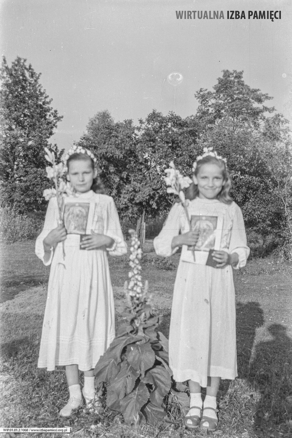 Lata 50. XX wieku. Maria Arian (z lewej) z Mołodycza i jej koleżanka
