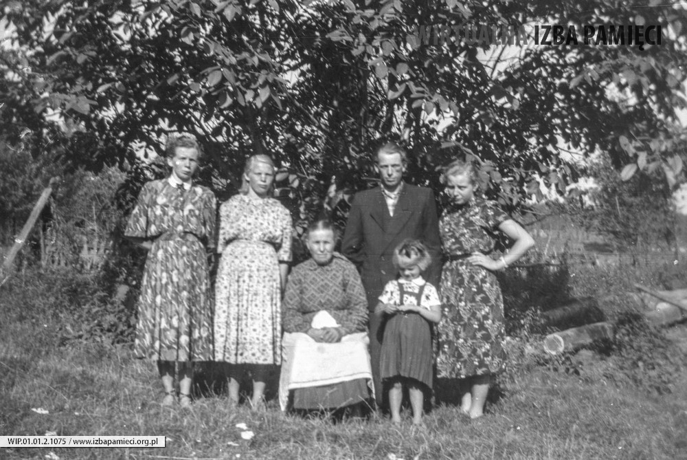 Lata 50. XX wieku. Anna Buniowska z Mołodycza ze swoimi dziećmi