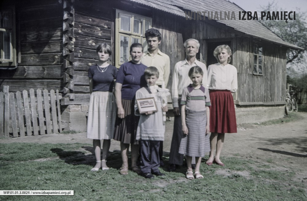 1985. Rodzina Hubaczów z Mołodycza w dniu I Komunii Tomasza