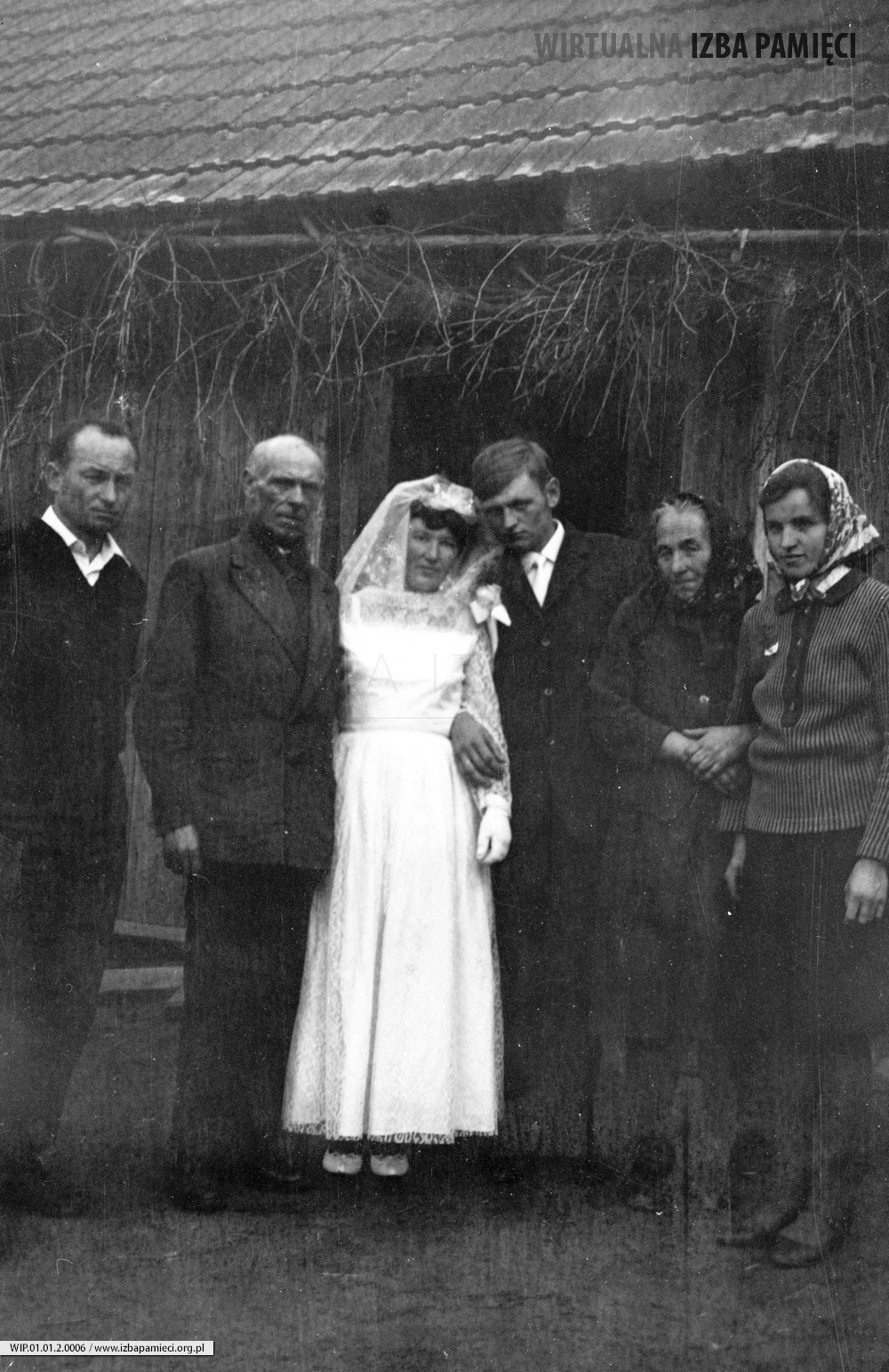 Lata 60. XX wieku. Ślub Weroniki Kolasa i Tadeusza Bursztyki. Para młoda z rodziną