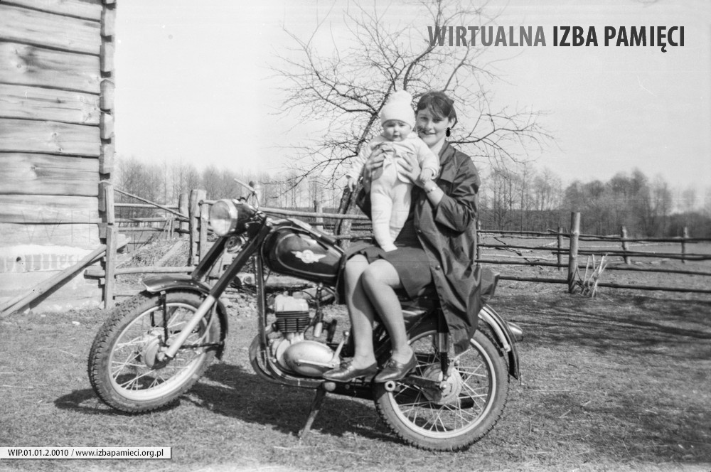 Lata 60. XX wieku. Barbara Kobędza na motocyklu
