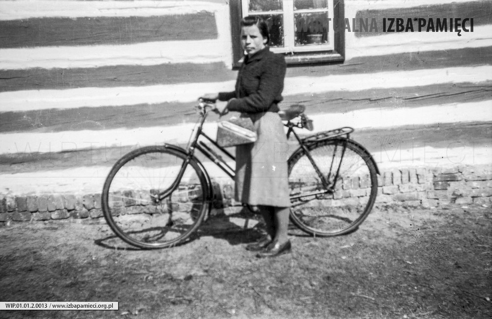 Lata 5. XX wieku. Ludwika Rokosz z rowerem