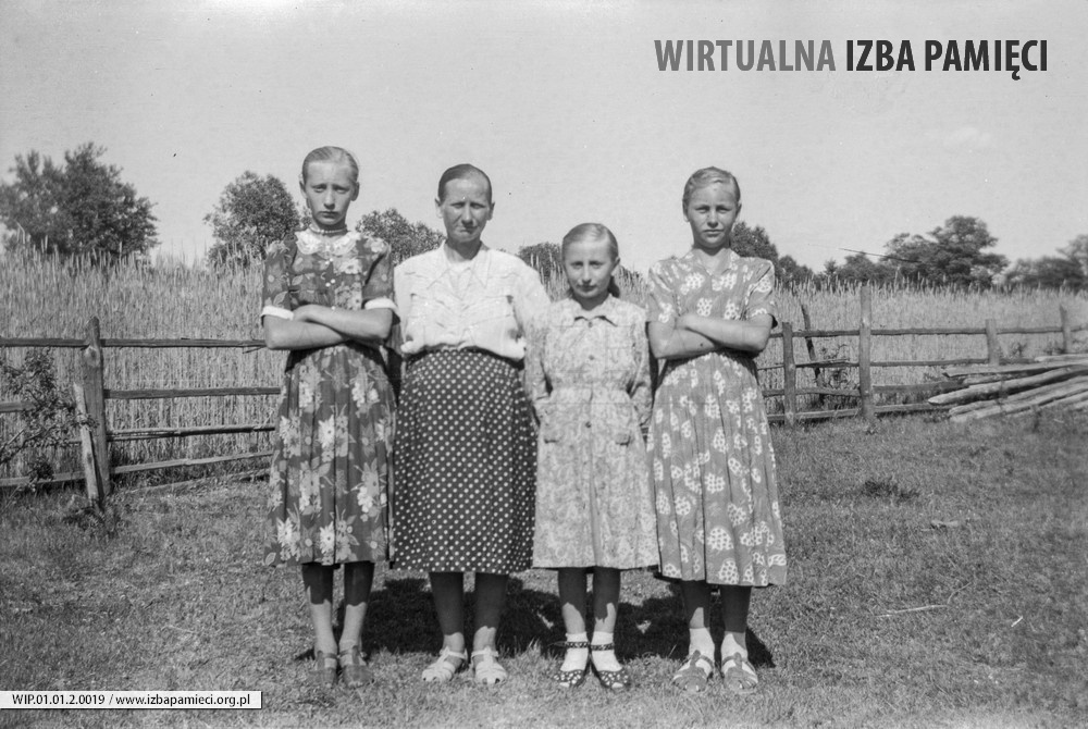 1963. Maria Zagrobelna z Mołodycza z córkami