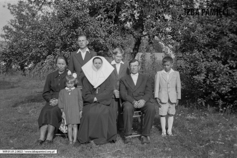 1960. Rodzina Buniowskich z siostrą zakonną