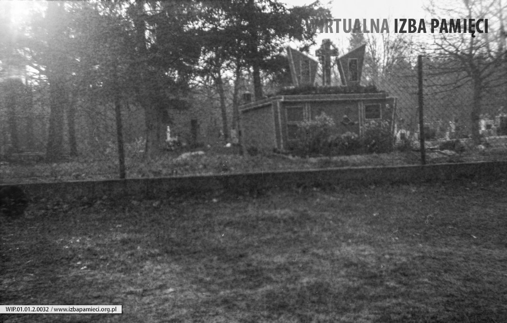 1972. Grobowiec rodziny Szymusiów na cmentarzu w Radawie
