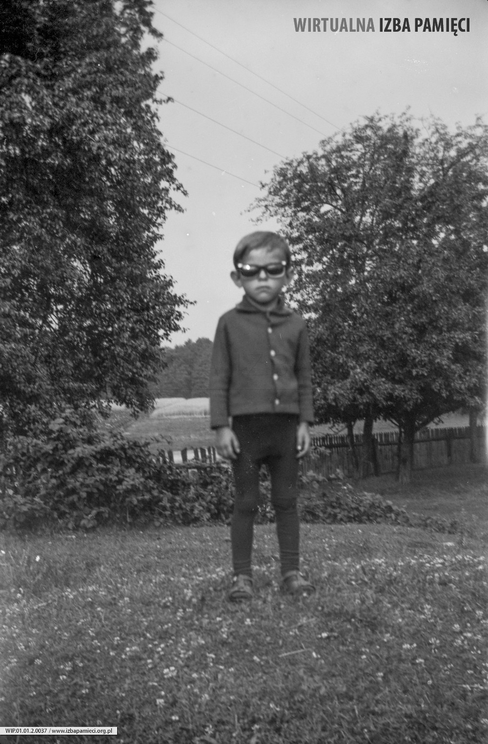1971. Chłopiec w okularych