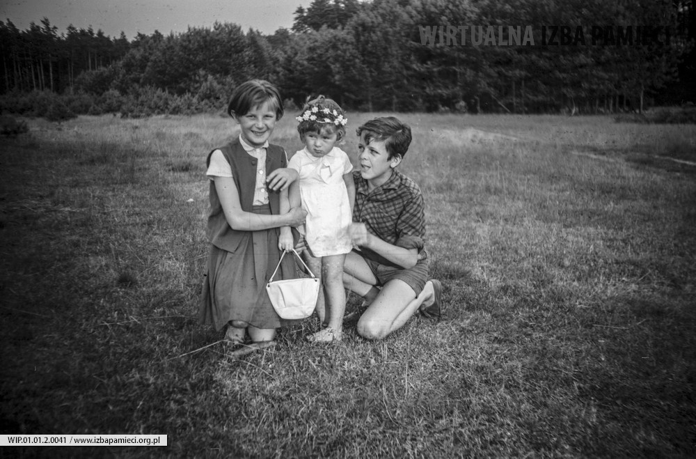 1962. Dziewczynka sypiąca kwiaty