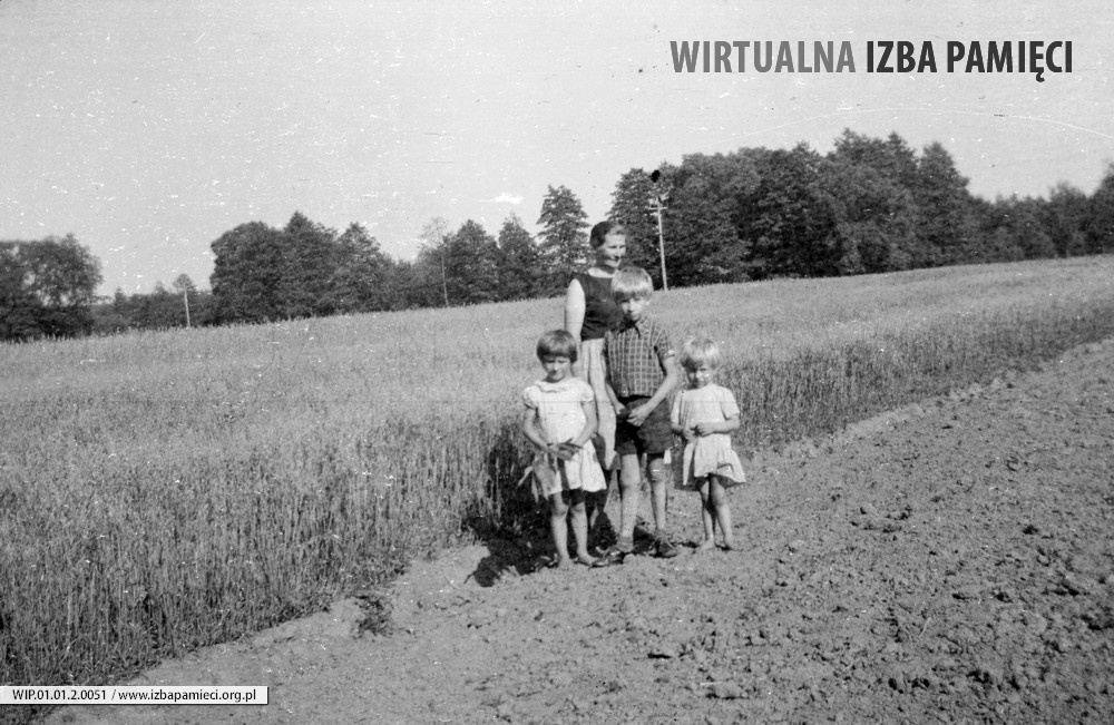 1972. Cecylia Hubacz z Mołodycza z dziećmi