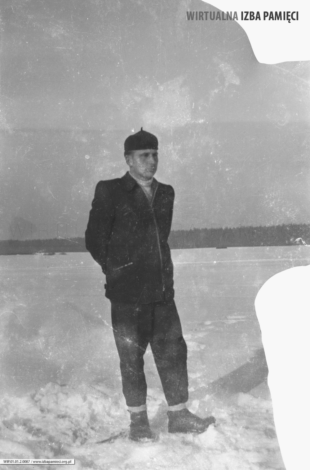 1956. Władysław Zagrobelny na tle ośnieżonego pola