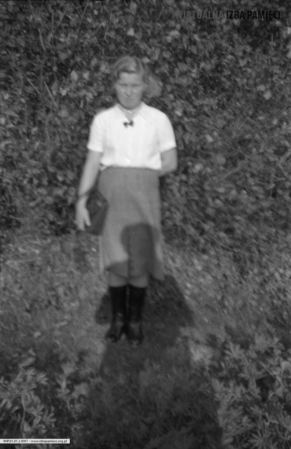1957. Justyna Warcaba w bluzce, z torebką