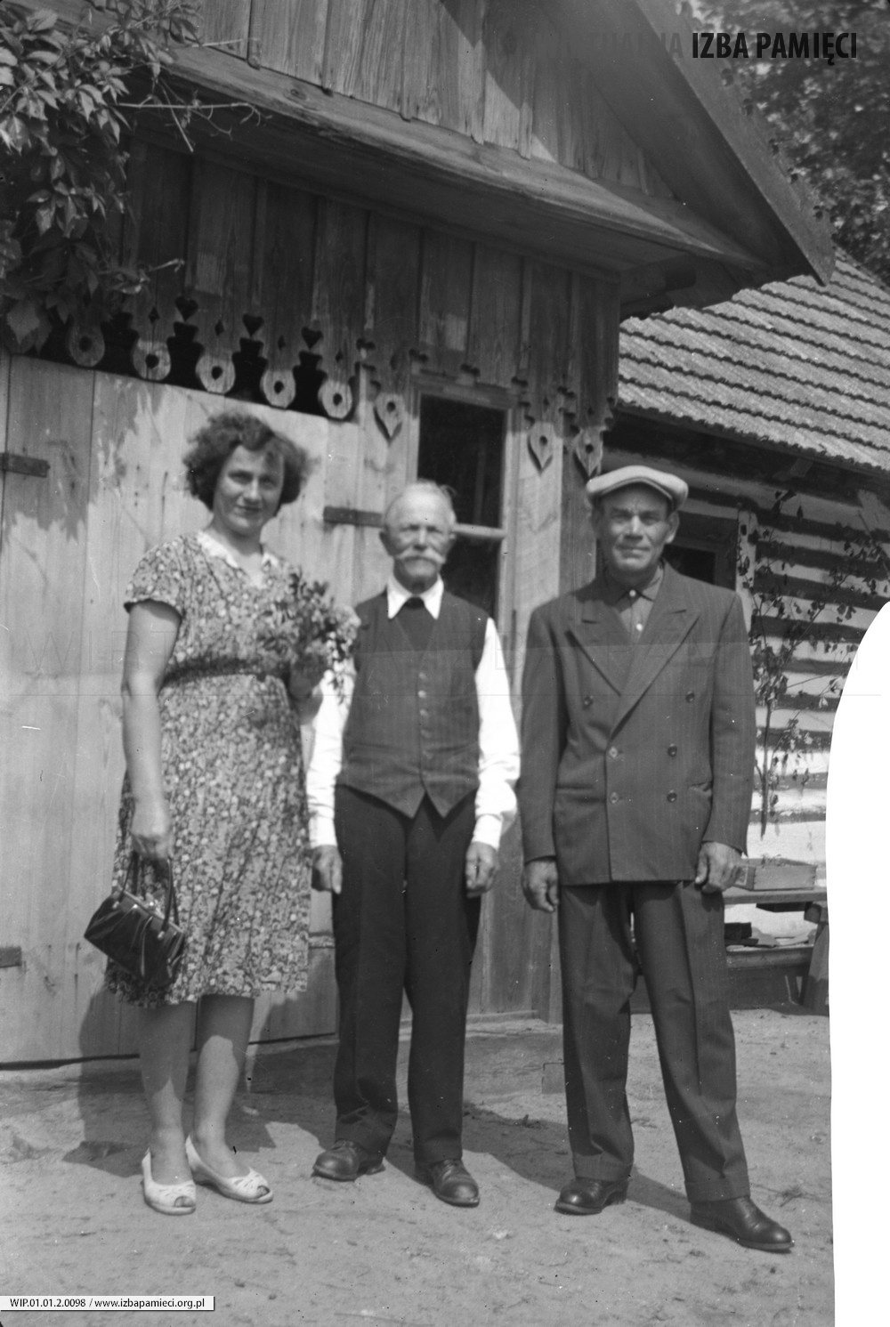 1958. Paulina Leśna z ojcem i mężem Stefanem 