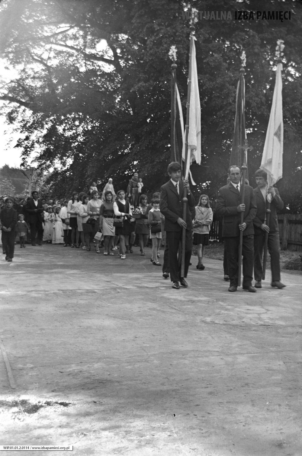 1971. Na czele procesji wokół kościoła pw. Niepokalanego Serca NMP w Mołodyczu