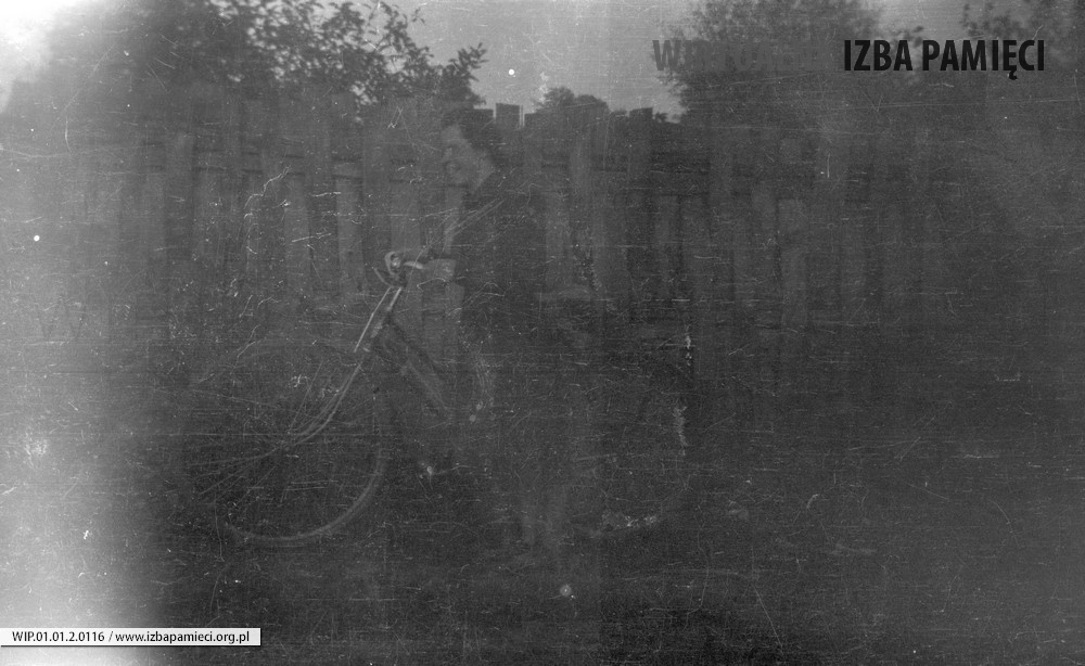 1955. Kobieta z rowerem