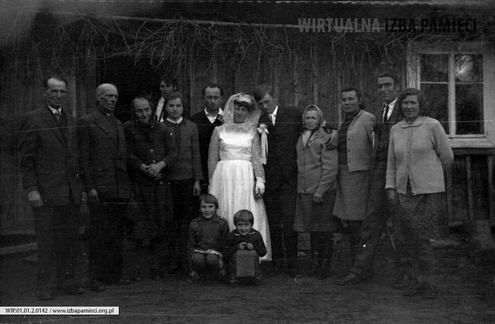 Lata 60. XX wieku. Pamiątka rodzinna z okazji ślubu Weroniki Kolasa i Tadeusza Bursztyki