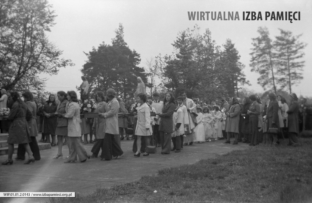 1972. Wprowadzenie dzieci do kościoła pw. Niepokalanego Serca NMP w Mołodyczu
