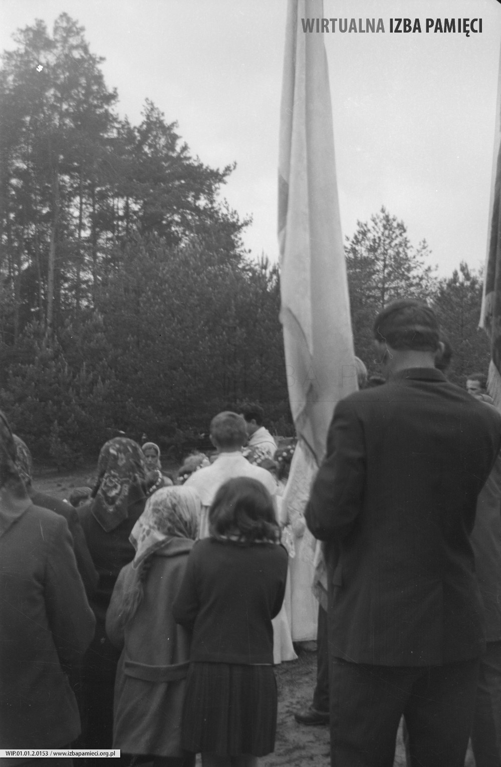 1975. Modlitwa w czasie procesji w parafii pw. Niepokalanego Serca NMP w Mołodyczu