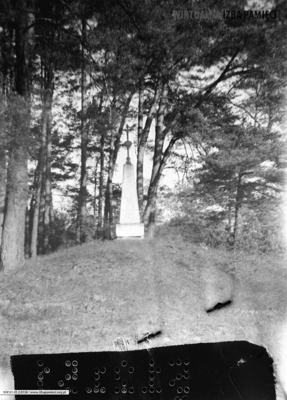 1970. Krzyż pomnik upamiętniający zniesienie pańszczyzny w 1848 roku (Mołodycz)