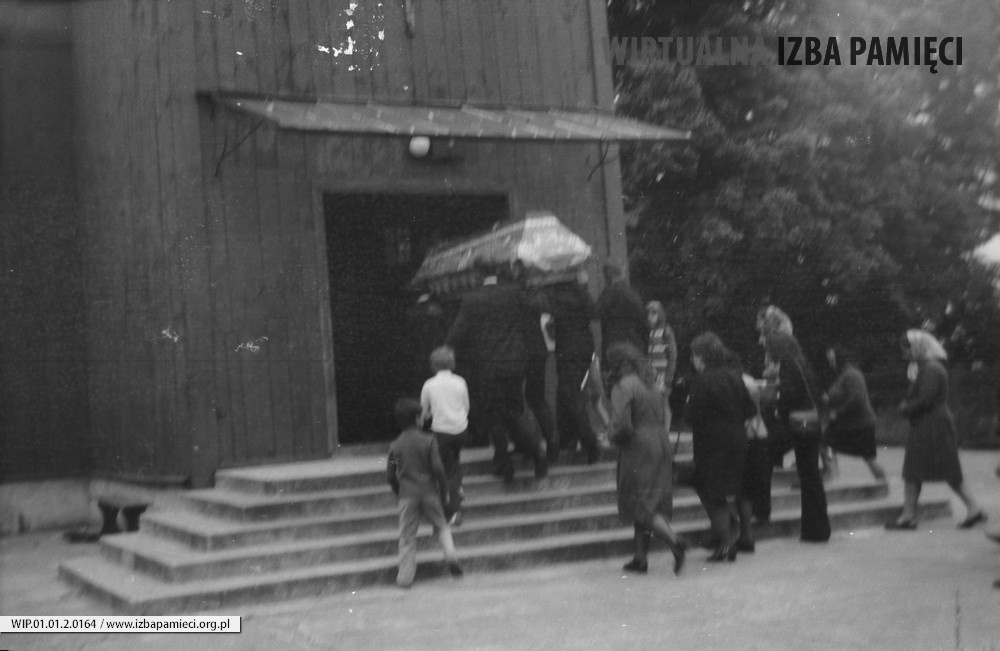 1971. Uroczystości pogrzebowe w kościele pw. Niepokalanego Serca NMP w Mołodyczu